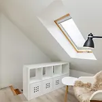 6 Person In Hals-by Traum