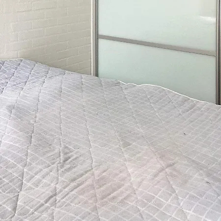 6 Person In Hals-by Traum