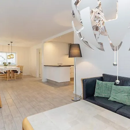 6 Person In Hals-by Traum * Hals