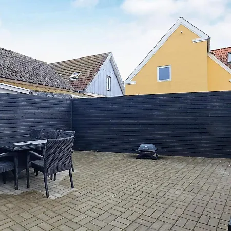 6 Person In Hals-by Traum * Hals